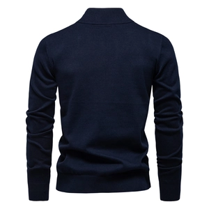 Vue arrière détaillée d'un pull en maille bleu marine ajusté avec finitions côtelées