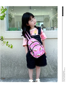 Bolso de pecho rosa de unicornio para niña mostrado en modelo para ver el tamaño