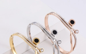 Détails macro de bracelets tricolores en titane avec chiffres romains et cristaux