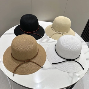 Chapeaux de soleil à larges bords en quatre couleurs avec cordon sur marbre blanc