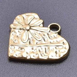 Détail d'un pendentif cœur en acier inoxydable plaqué or 18k avec motif marguerite 3D
