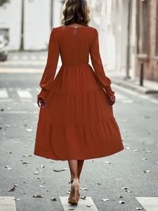Détails de la robe évasée marron rouge avec volants superposés et dos élastique froncé