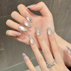 Glitzernde Katzenaugen-Mandel-Nägel mit lila Schmetterlingen und floralem Ring