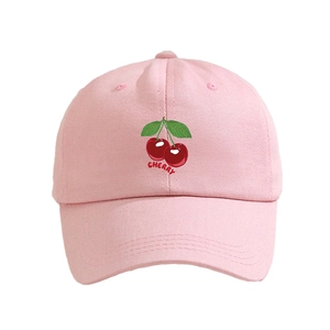 Berretto da baseball in cotone rosa con motivo a ciliegia ricamato e scritta rossa