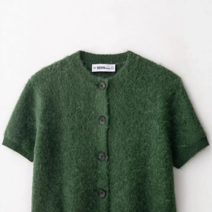 Cardigan corto da donna in maglia di mohair verde scuro con scollo rotondo e bottoni