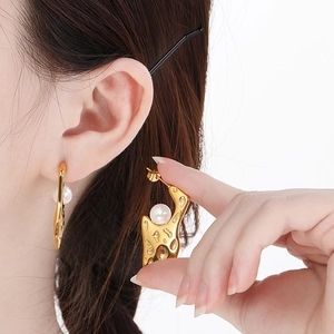 Minimalist irregular hammered gold geometric earrings with central white pearl for women