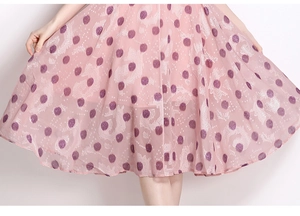 Detail eines rosa Chiffon-Kleid-Saums mit lila Punkten und feinen floralen Jacquard-Mustern