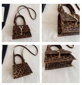 Dettaglio della borsa leopardata con fibbia dorata a V e nappa decorativa in pelle
