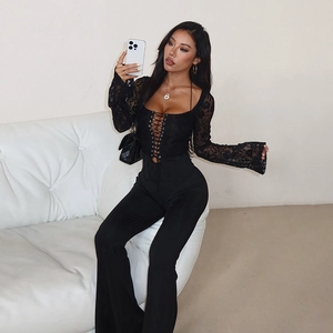 Combinaison Noire Dentelle Patchwork Manches Longues Lacé Devant Coupe Ajustée Jambe Évasée Sexy Mode De Fête Femmes