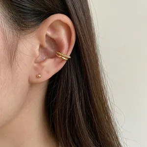 Ensemble de boucles d'oreilles dorées minimalistes à double couche sur l'oreille