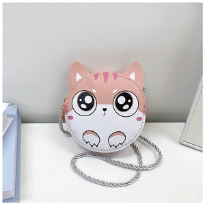 Détail d'un sac bandoulière pour enfant en forme de chat rose et blanc mignon