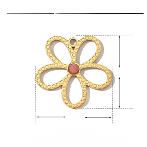 Dettaglio di un ciondolo a fiore dorato da 24mm con pietra naturale rosa e acciaio