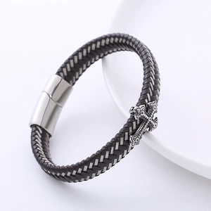 Bracciale in pelle intrecciata da uomo con croce d'argento e chiusura magnetica su piatto