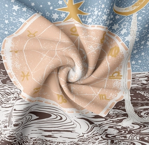 Vista dettagliata della trama del tessuto con motivi astrologici di sole luna e zodiaco