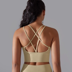 Gros plan du soutien-gorge de sport kaki avec bretelles croisées et texture côtelée