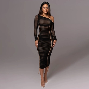 Détail de la robe asymétrique en mesh avec tissu froncé noir et manches transparentes