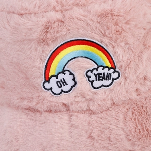 Chapeau bob en fausse fourrure rose avec écusson brodé arc-en-ciel coloré