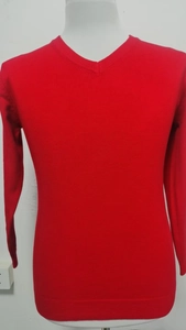 Nahaufnahme des roten V-Ausschnitt-Strickpullovers mit feiner Textur und hochwertigen Nähten