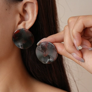 Boucles d'oreilles rondes rétro en acrylique à motif marbré gris foncé et bordeaux pour femme