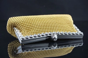 Detail der goldenen Abendtasche mit strassbesetztem Silbermetallrahmen und Verschluss