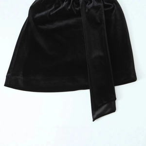 Mini robe noire en velours pour femme avec bordure satinée et texture veloutée