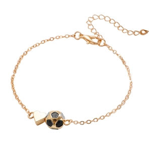 Détail de breloques cœur doré et ballon de football émaillé sur un collier ajustable