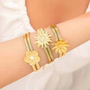 Dreiteiliges goldenes Blumenarmband-Set mit weißen Perlen und glänzenden Strasssteinen