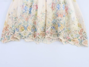 Gros plan sur l'ourlet en tulle fleuri avec broderie de dentelle et bords festonnés