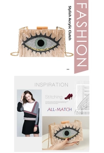 Dettaglio pochette in acrilico marmorizzato con tracolla dorata e motivo occhio di paillettes