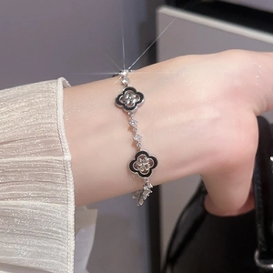 Détail du bracelet trèfle en argent avec émail noir et pierres de zircon brillantes