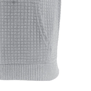 Nahaufnahme von grauem Waffelstrick-Stoff mit Texturmuster und Rippenstrickbündchen