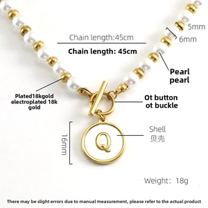 Dettaglio del ciondolo lettera Q in oro 18K e collana di perle con misure