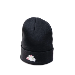 Détail d'un bonnet en maille noire avec broderie mignonne de grenouille-fraise