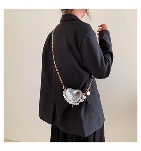 Mini sac argenté en forme de cœur avec texture crocodile et perles sur mannequin