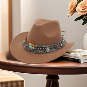 Dettaglio cappello fedora marrone in lana con perle bohémien e nappine metalliche