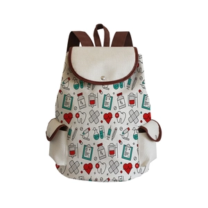 Gebroken witte canvas reisrugzak met cartoon medische prints en bruine riemaccenten