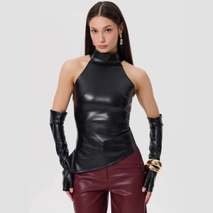 Haut licou en similicuir noir pour femme avec gants longs assortis et col montant