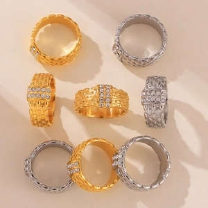 Elegantes anillos bañados en oro 18K con textura trenzada y pavé de circonitas