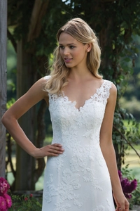Détail de la broderie florale en dentelle sur la robe de mariée élégante avec col en V