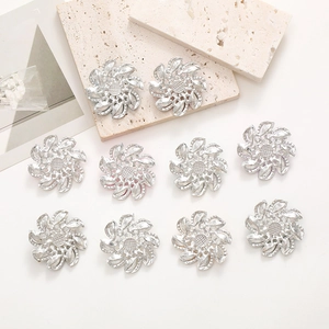 Set de 10 botones de flores plateados con strass y centro de cristal en fondo blanco