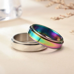 Close-up of rotating spinner rings in silver and rainbow finish with dried flower decor