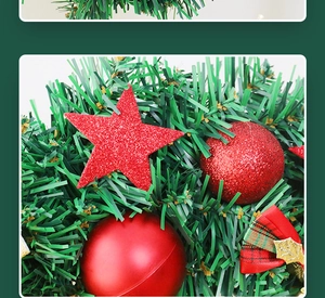 Détail d'une couronne de Noël avec étoiles rouges, boules et nœud à carreaux sur sapin en PVC