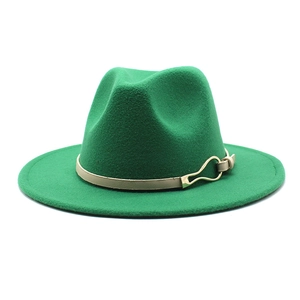 Chapeau fedora en laine verte avec ruban en cuir crème et boucle en métal doré