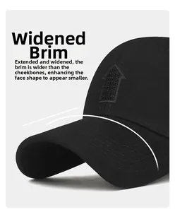 Dettaglio del cappellino nero in cotone con ricamo a freccia 3D e tesa ampia parasole