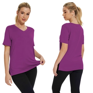 Dettaglio della t-shirt viola con scollo a V che mostra l'elevata elasticità del tessuto