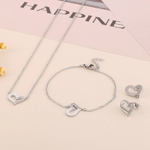 Dettaglio del set di gioielli a cuore con collana, bracciale e orecchini in argento