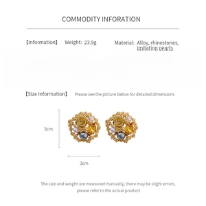 Détails des boucles d'oreilles perles vintage avec dimensions de 3cm x 3cm et poids de 23.9g