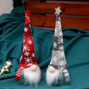 Weihnachtswichtel-Figuren in Rot und Grau aus Strick für festliche Tischdekoration