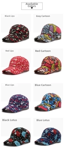 Auswahl an Baseballkappen mit Graffiti-Mustern und bunten floralen Designs