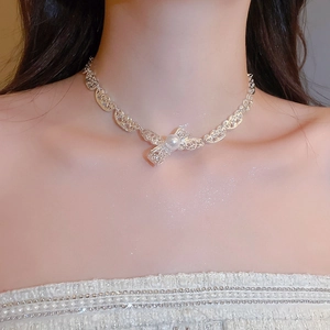 Detailansicht der silbernen Choker-Kette mit gravierten Gliedern und weißer Perle